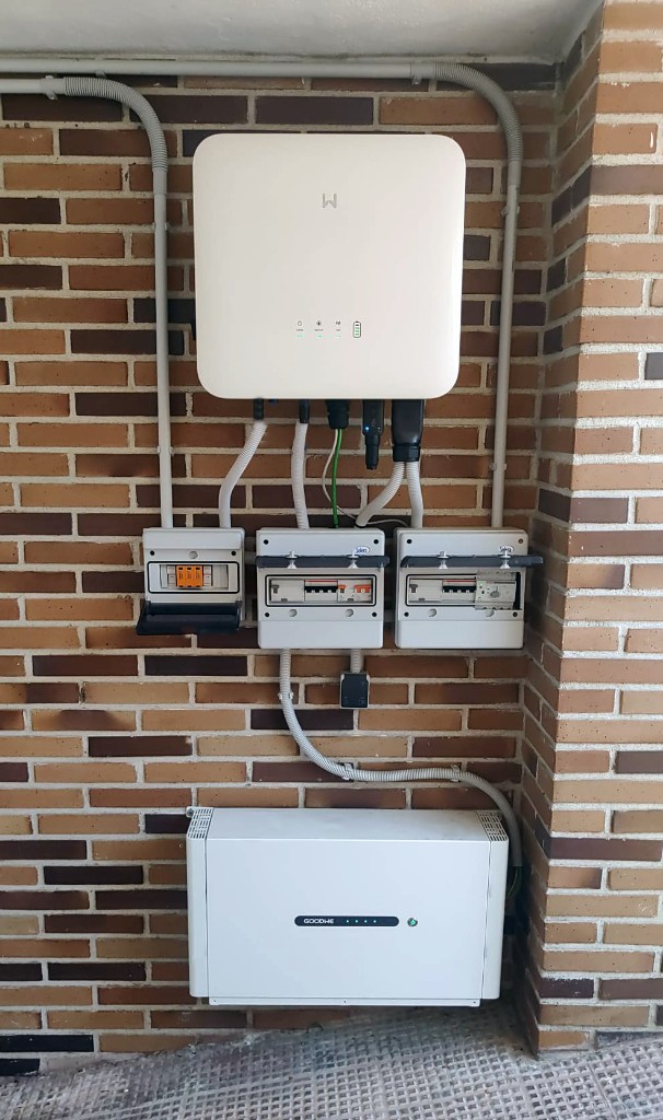 Instalación de batería solar de litio GoodWe con inversor en vivienda